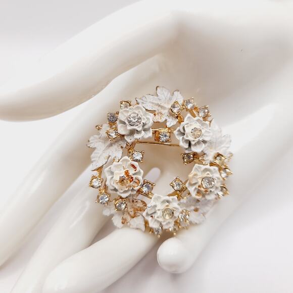 Vintage 1950 Wreath Brooch, White Enamel, Clear Rhinestones, Gold Tone, 1 7/8 In - Picture 3 of 8